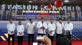 Menteri Koordinator Bidang Perekonomian (Menko Perekonomian) Airlangga Hartarto dalam Konferensi Pers Stimulus Ekonomi HBKN Idulfitri 2026: Diskon Tarif Transportasi, WFA, dan Bantuan Pangan di Stasiun Gambir, Jakarta, Selasa (10/2/2026). Foto: Humas Ekon