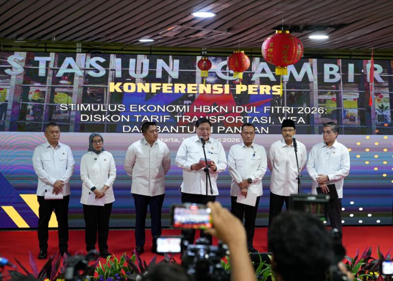 Menteri Koordinator Bidang Perekonomian (Menko Perekonomian) Airlangga Hartarto dalam Konferensi Pers Stimulus Ekonomi HBKN Idulfitri 2026: Diskon Tarif Transportasi, WFA, dan Bantuan Pangan di Stasiun Gambir, Jakarta, Selasa (10/2/2026). Foto: Humas Ekon