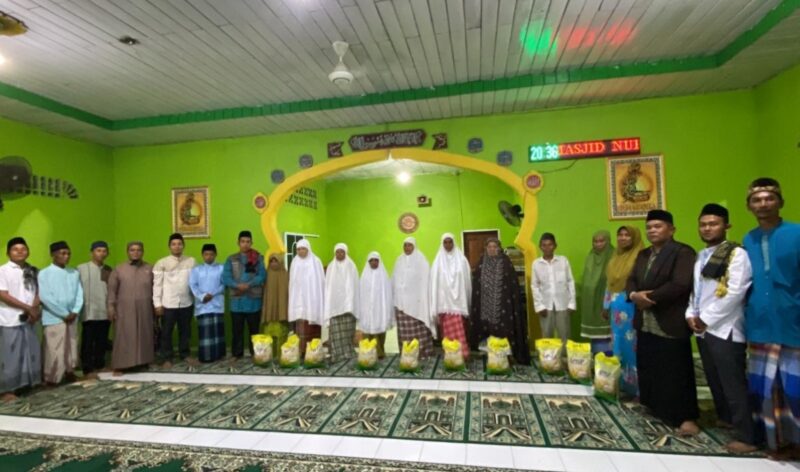 Persatuan Muballigh Kabupaten Lingga (PMKL) melaksanakan kegiatan Safari Ramadan dengan menyalurkan bantuan sembako kepada masyarakat di Kampung Semalir, Desa Bukit Harapan, Kecamatan Lingga Utara. Foto: INIKEPRI.COM
