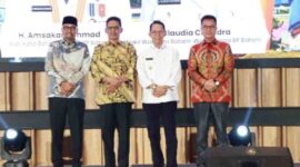 Ketua DPRD Kota Batam Haji Muhammad Kamaluddin, Wakil Ketua I Haji Aweng Kurniawan, serta Wakil Ketua III Muhammad Yunus Muda, S.E, berfoto bersama Wali Kota Batam Amsakar Achmad di Musrenbang RKPD Batam 2027. Foto: INIKEPRI.COM