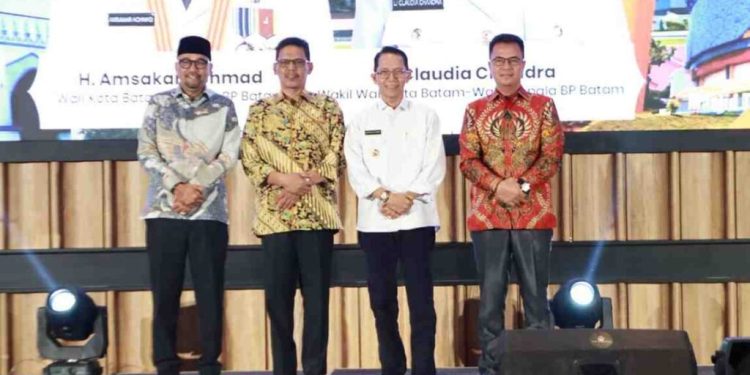 Ketua DPRD Kota Batam Haji Muhammad Kamaluddin, Wakil Ketua I Haji Aweng Kurniawan, serta Wakil Ketua III Muhammad Yunus Muda, S.E, berfoto bersama Wali Kota Batam Amsakar Achmad di Musrenbang RKPD Batam 2027. Foto: INIKEPRI.COM