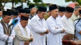 Gubernur Ansar Ahmad, Pj Sekdaprov Luki Zaiman Prawira menjadi makmum salat itiqa berjamaah digelar Pemerintah Provinsi Kepulauan Riau di Pulau Penyengat. Foto: INIKEPRI.COM/KepriProv 