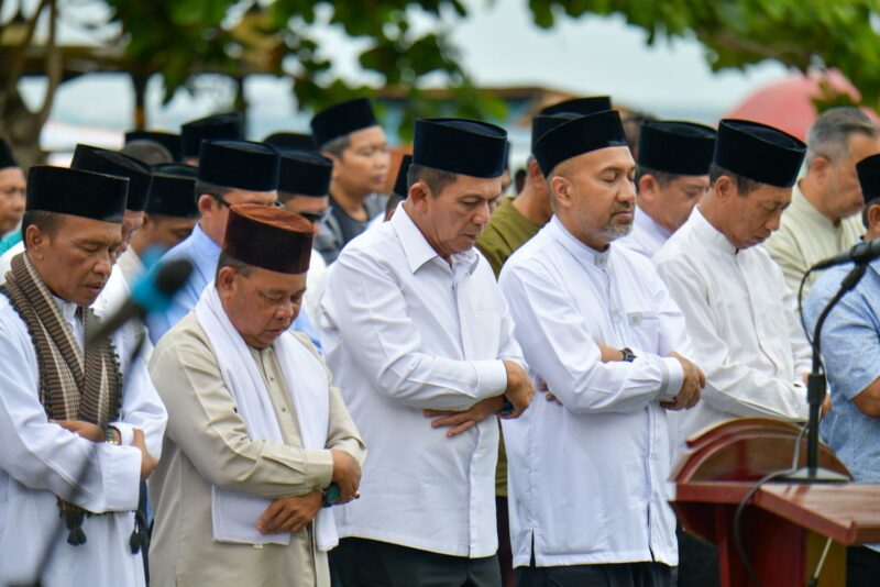 Gubernur Ansar Ahmad, Pj Sekdaprov Luki Zaiman Prawira menjadi makmum salat itiqa berjamaah digelar Pemerintah Provinsi Kepulauan Riau di Pulau Penyengat. Foto: INIKEPRI.COM/KepriProv