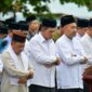 Gubernur Ansar Ahmad, Pj Sekdaprov Luki Zaiman Prawira menjadi makmum salat itiqa berjamaah digelar Pemerintah Provinsi Kepulauan Riau di Pulau Penyengat. Foto: INIKEPRI.COM/KepriProv 