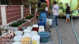 Tim Pendistribusian Air Bersih, Pemko secara intensif menyalurkan bantuan ke sejumlah wilayah terdampak. Foto: INIKEPRI.COM/TanjungpinangKota 