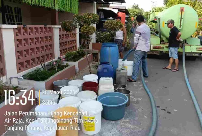 Tim Pendistribusian Air Bersih, Pemko secara intensif menyalurkan bantuan ke sejumlah wilayah terdampak. Foto: INIKEPRI.COM/TanjungpinangKota 