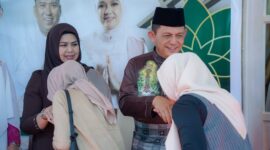 Gubernur Kepri Ansar Ahmad bersama istri, Ketua TP PKK Kepri Dewi Kumalasari bersalaman dengan warga yang hadir di kegiatan gelar griya Idul Fitri 1447 H di Gedung Daerah, Tanjungpinang, Minggu (22/3/2026). Foto: INIKEPRI.COM/KepriProv 