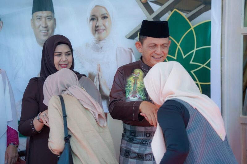 Gubernur Kepri Ansar Ahmad bersama istri, Ketua TP PKK Kepri Dewi Kumalasari bersalaman dengan warga yang hadir di kegiatan gelar griya Idul Fitri 1447 H di Gedung Daerah, Tanjungpinang, Minggu (22/3/2026). Foto: INIKEPRI.COM/KepriProv 