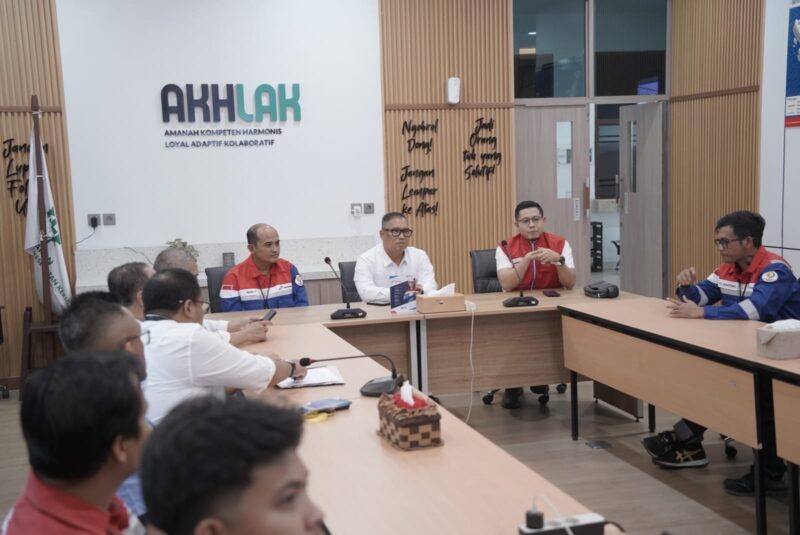 Wagub Nyanyang berdialog dengan manajemen Pertamina Patra Niaga Regional Sumbagut untuk memastikan ketersediaan BBM dan Gas selama Ramadan dan Idul Fitri. Foto: INIKEPRI.COM/KepriProv 