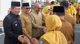 Gubernur Kepri Ansar Ahmad, Wagub Nyanyang Haris Pratamura, Pj Sekdaprov Luki Zaiman Prawira bersama kepala OPD bersalaman dengan ASN Pemprov Kepri usai apel perdana pasca libur Idulfitri, Senin (30/3/2026). Foto: INIKEPRI.COM/KepriProv 