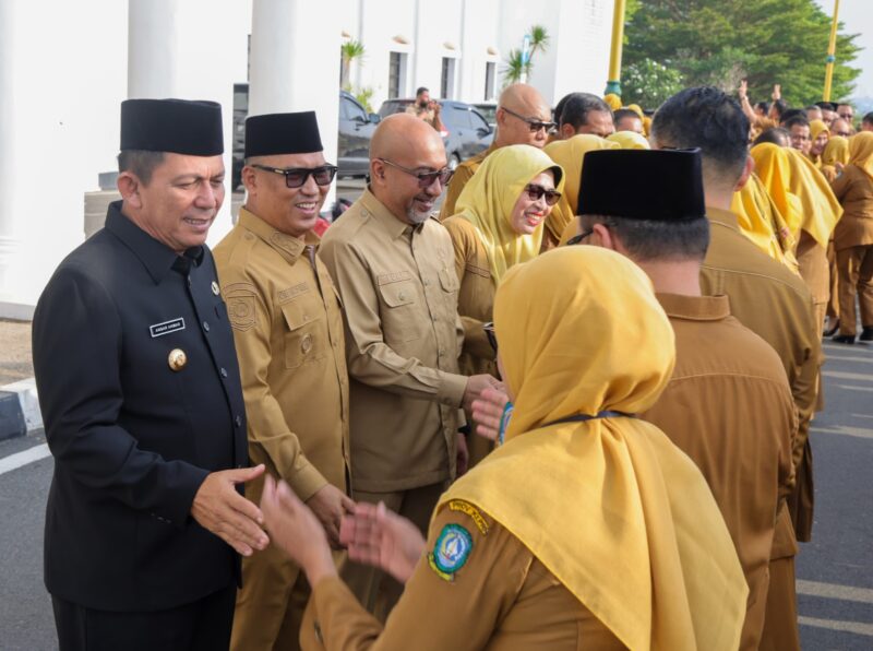 Gubernur Kepri Ansar Ahmad, Wagub Nyanyang Haris Pratamura, Pj Sekdaprov Luki Zaiman Prawira bersama kepala OPD bersalaman dengan ASN Pemprov Kepri usai apel perdana pasca libur Idulfitri, Senin (30/3/2026). Foto: INIKEPRI.COM/KepriProv