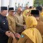 Gubernur Kepri Ansar Ahmad, Wagub Nyanyang Haris Pratamura, Pj Sekdaprov Luki Zaiman Prawira bersama kepala OPD bersalaman dengan ASN Pemprov Kepri usai apel perdana pasca libur Idulfitri, Senin (30/3/2026). Foto: INIKEPRI.COM/KepriProv 