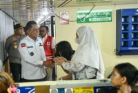 Gubernur Kepri Ansar Ahmad saat meninjau keberangkatan penumpang kapal KM Kelud tujuan Belawan, Sumatera Utara, di Pelabuhan Bintang Persada 99 Batu Ampar, Kota Batam, Sabtu (14/3/2026) lalu. Foto: INIKEPRI.COM/KepriProv 