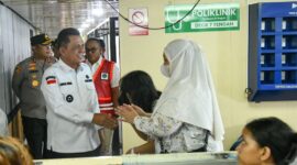 Gubernur Kepri Ansar Ahmad saat meninjau keberangkatan penumpang kapal KM Kelud tujuan Belawan, Sumatera Utara, di Pelabuhan Bintang Persada 99 Batu Ampar, Kota Batam, Sabtu (14/3/2026) lalu. Foto: INIKEPRI.COM/KepriProv 