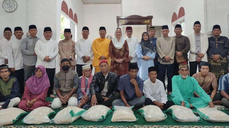 Bupati Natuna, Cen Sui Lan, memimpin rombongan menyambangi warga Desa Batu Gajah, Kecamatan Bunguran Timur, bertempat di Masjid An-Nasriah, pada putaran ketujuh Safari Ramadan Pemkab Natuna. Foto: INIKEPRI.COM/NatunaKab 
