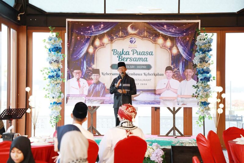 Wali Kota Batam, Amsakar Achmad, menghadiri kegiatan buka puasa bersama Ikatan Alumni Politeknik Negeri Sriwijaya Kepulauan Riau (IKAPOLSRI Kepri) di Alio Beach Cafe & Restaurant, Minggu (1/3/2026). Foto: INIKEPRI.COM/Media Center Batam 