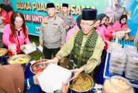 Wali Kota Batam, Amsakar Achmad, bersama Kapolda Kepulauan Riau (Kepri), Irjen Pol Asep Safrudin, ikut turun langsung menyajikan santapan berbuka puasa bagi warga di Masjid Al-Fajri, Sembulang, Kecamatan Galang, Selasa (3/3/2026). Foto: INIKEPRI.COM/Media Center Batam 