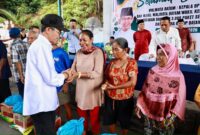 Wali Kota Batam, Amsakar Achmad, menyalurkan 3.800 paket bahan pokok dari Utama Group Batam kepada masyarakat dalam kegiatan bakti sosial yang digelar di Kawasan Indah Industrial Park, Kampung Pelita, Jumat (6/3/2026). Foto: INIKEPRI.COM/Media Center Batam