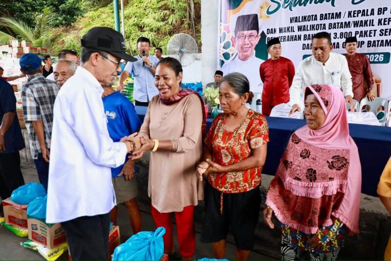 Wali Kota Batam, Amsakar Achmad, menyalurkan 3.800 paket bahan pokok dari Utama Group Batam kepada masyarakat dalam kegiatan bakti sosial yang digelar di Kawasan Indah Industrial Park, Kampung Pelita, Jumat (6/3/2026). Foto: INIKEPRI.COM/Media Center Batam 
