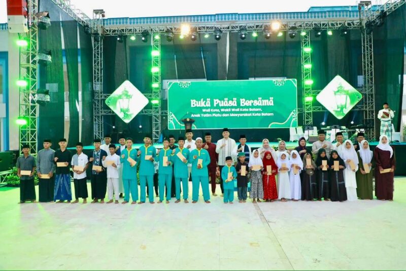 Wali Kota Batam, Amsakar Achmad, berbuka puasa bersama 1.200 anak yatim pada peringatan Malam Nuzululqur’an tingkat Kota Batam di Masjid Sultan Mahmud Riayat Syah, Batuaji, Jumat (6/3/2026). Foto: INIKEPRI.COM/Media Center Batam 