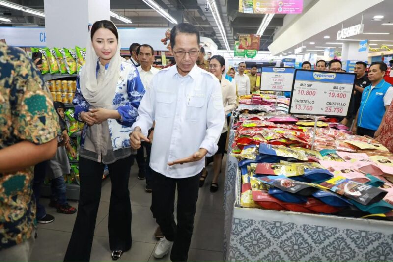 Wali Kota Batam Amsakar Achmad dan Wamendag meninjau bahan pokok. Foto: INIKEPRI.COM/Media Center Batam