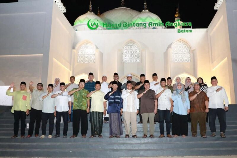 Rangkaian Safari Ramadan Pemko Batam dimulai berbuka puasa bersama di Masjid Siti Maryam, Kelurahan Kabil, kemudian melaksanakan salat tarawih di Masjid Al Amin Angkasa, Lanud Hang Nadim, Kelurahan Batu Besar. Foto: INIKEPRI.COM/Media Center Batam 
