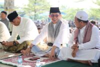 Wali Kota Batam Amsakar Achmad saat menunaikan ibadah salat id. Foto: INIKEPRI.COM/Media Center Batam 