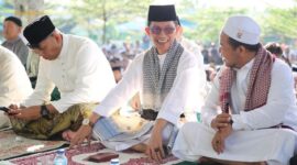 Wali Kota Batam Amsakar Achmad saat menunaikan ibadah salat id. Foto: INIKEPRI.COM/Media Center Batam 