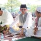 Wali Kota Batam Amsakar Achmad saat menunaikan ibadah salat id. Foto: INIKEPRI.COM/Media Center Batam 
