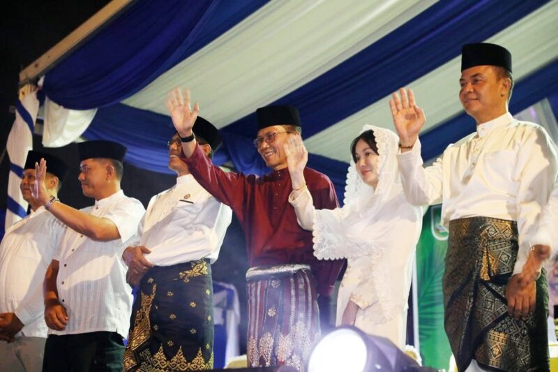 Amsakar Achmad dan Li Claudia Chandra saat pawai takbiran hari raya di Batam tahun lalu. Foto: INIKEPRI.COM/Media Center Batam 