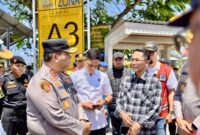 Wali Kota Batam Amsakar Achmad saat meninjau langsung kesiapan pelayanan mudik di sejumlah pelabuhan. Foto: INIKEPRI.COM