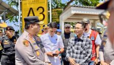 Wali Kota Batam Amsakar Achmad saat meninjau langsung kesiapan pelayanan mudik di sejumlah pelabuhan. Foto: INIKEPRI.COM