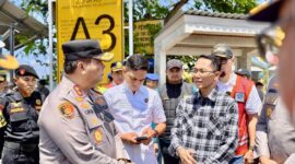 Wali Kota Batam Amsakar Achmad saat meninjau langsung kesiapan pelayanan mudik di sejumlah pelabuhan. Foto: INIKEPRI.COM