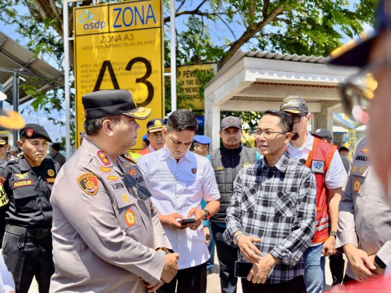 Wali Kota Batam Amsakar Achmad saat meninjau langsung kesiapan pelayanan mudik di sejumlah pelabuhan. Foto: INIKEPRI.COM