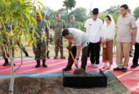 Menteri Pertahanan Republik Indonesia (Menhan RI), Sjafrie Sjamsoeddin, dalam rangkaian kegiatan penanaman pohon, peresmian masjid, dan buka puasa bersama di Masjid Bintang Amin Angkasa, Lanud Hang Nadim Batam. Foto: INIKEPRI.COM/Media Center Batam 