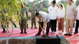 Menteri Pertahanan Republik Indonesia (Menhan RI), Sjafrie Sjamsoeddin, dalam rangkaian kegiatan penanaman pohon, peresmian masjid, dan buka puasa bersama di Masjid Bintang Amin Angkasa, Lanud Hang Nadim Batam. Foto: INIKEPRI.COM/Media Center Batam 