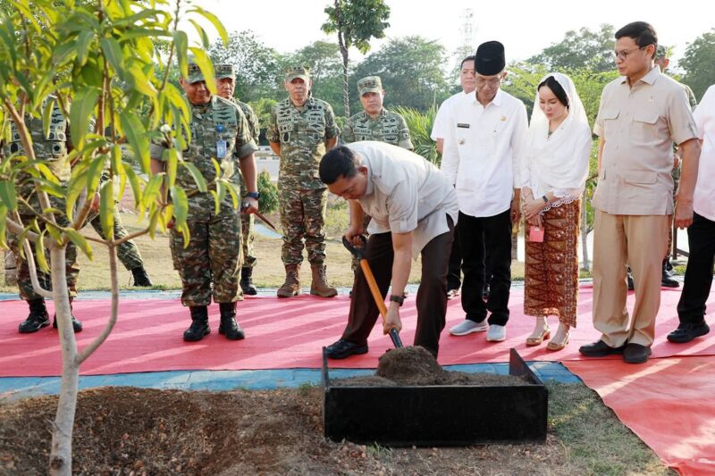 Menteri Pertahanan Republik Indonesia (Menhan RI), Sjafrie Sjamsoeddin, dalam rangkaian kegiatan penanaman pohon, peresmian masjid, dan buka puasa bersama di Masjid Bintang Amin Angkasa, Lanud Hang Nadim Batam. Foto: INIKEPRI.COM/Media Center Batam 