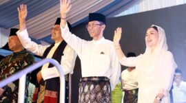Wali Kota Batam Amsakar Achmad, Wakil Wali Kota Batam Li Claudia Chandra dan Ketua DPRD Kota Batam Muhammad Kamaluddin melepas pawai takbiran Idul Fitri 1447 Hijriah. Foto: INIKEPRI.COM/Media Center Batam 