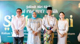 Wali Kota Batam Amsakar Achmad dan istri istri Erlita Sari, berfoto bersama Wakil Wali Kota Batam Li Claudia Chandra dan direktur utama PLN Batam Kwin Fo. Foto: INIKEPRI.COM/Media Center Batam 