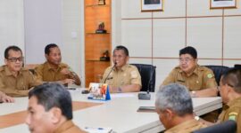 Sekretaris Daerah (Sekda) Kota Batam, Firmansyah memimpin Rapat Prognosis Pendapatan Daerah Tahun 2027 di Kantor Wali Kota Batam. Foto: INIKEPRI.COM/Media Center Batam 