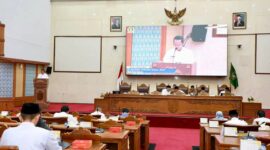 Amsakar dalam Rapat Paripurna DPRD Kota Batam saat memaparkan Laporan Keterangan Pertanggungjawaban (LKPJ) Tahun Anggaran 2025, yang digelar di ruang sidang utama DPRD Batam. Foto: INIKEPRI.COM/Media Center Batam 