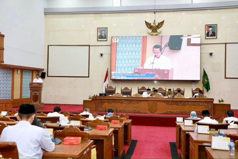 Amsakar dalam Rapat Paripurna DPRD Kota Batam saat memaparkan Laporan Keterangan Pertanggungjawaban (LKPJ) Tahun Anggaran 2025, yang digelar di ruang sidang utama DPRD Batam. Foto: INIKEPRI.COM/Media Center Batam 