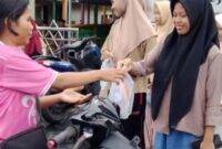 OSIM MAN Natuna membagikan takjil. Foto: INIKEPRI.COM