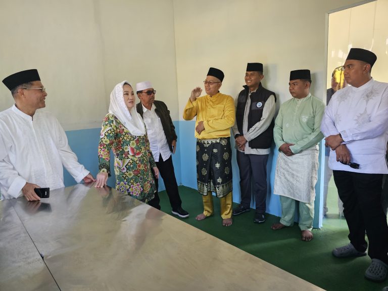 Bupati Natuna Cen Sui Lan menyempatkan diri meninjau langsung kesiapan Dapur Satuan Pelayanan Program Gizi (SPPG) di Kecamatan Pulau Tiga Barat, tepatnya di RT 001/RW 001, Desa Pulau Tiga. Foto: INIKEPRI.COM/NatunaKab