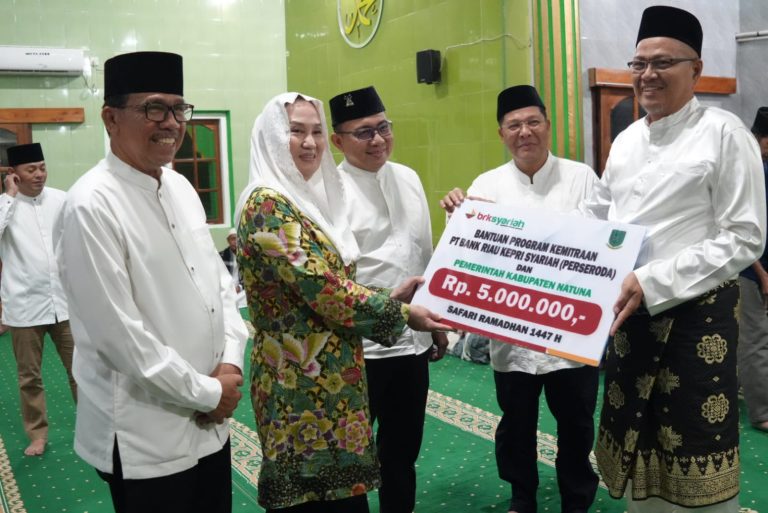 Bupati Natuna Cen Sui Lan saat safari Ramadan di Masjid Al-Hikmat, Tanjung Kumbik, pada Minggu (1/3/2026). Foto: INIKEPRI.COM/NatunaKab 
