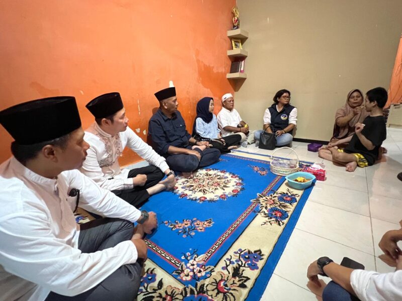 Ketua DPW Partai NasDem Kepri Pietra Machreza Paloh dan pengurus menyambangi rumah mendiang Asep Kurniawan, ojol yang meninggal di atas motor di Batam. Foto: INIKEPRI.COM