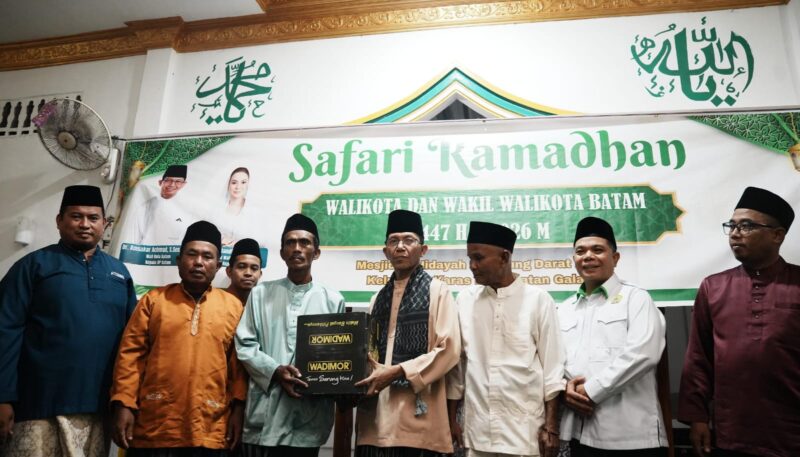 Kepala BP Batam, Amsakar Achmad, kembali melanjutkan rangkaian kegiatan Safari Ramadan di Masjid Al – Hidayah Kampung Darat Pulau Karas, Kecamatan Galang. Foto: INIKEPRI.COM/BP Batam 