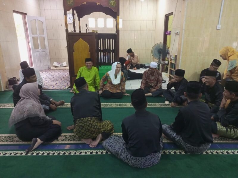 Raja Mustakim dan istrinya yang juga bupati Natuna Cen Sui Lan. Foto: INIKEPRI.COM