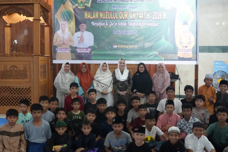 Pemerintah Kabupaten Natuna menggelar peringatan Malam Nuzulul Qur’an 1447 Hijriah dengan mengangkat tema yaitu “Menjadikan Al Qur’an sebagai Tauladan dalam kehidupan” yang dilaksanakan di Masjid Agung Baitul Izza pada Jum’at (06/03/2026) malam, setelah pelaksanaan salat Isya dan Tarawih berjamaah. Foto: INIKEPRI.COM/NatunaKab