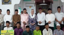 Bupati Natuna, Cen Sui Lan, bersama Wakil Bupati Natuna Jarmin, rombongan pemerintah daerah menyambangi Masjid Darul Aman, Desa Belakang Gunung, Kecamatan Bunguran Utara. Foto: INIKEPRI.COM/NatunaKab 
